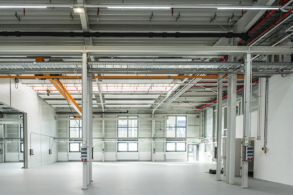 Industriehalle mit modernen Fensterelementen.