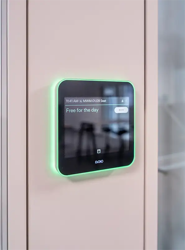 Digitales Smart-Home-Terminal oder Zutrittskontrolle an der Wand eines modernen Gewerbegebäudes.