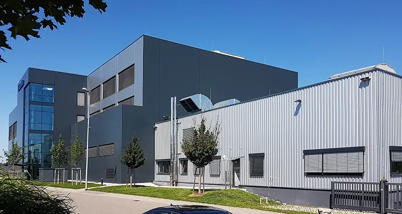 Außenansicht eines großen Industriegebäudes