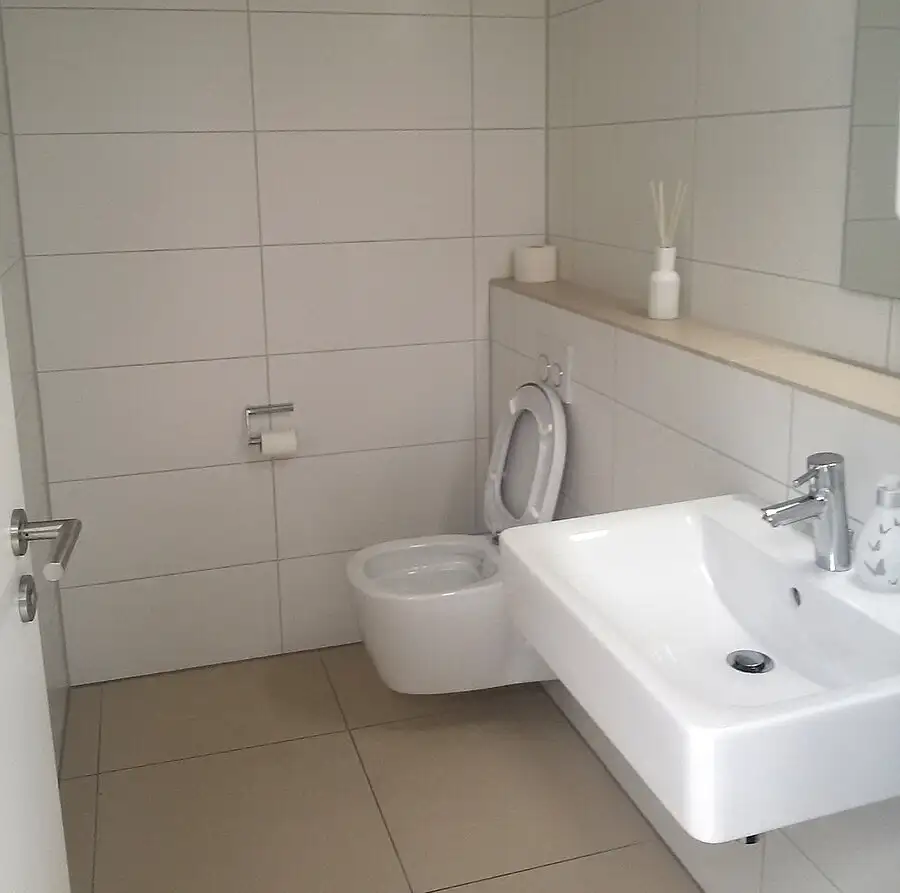 Moderner und sauberer Sanitärraum in einem gewerblichen Gebäude.