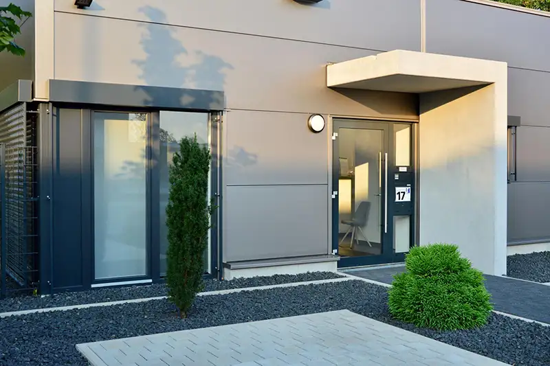 Moderne Glas-Eingangstür eines Gewerbebaus