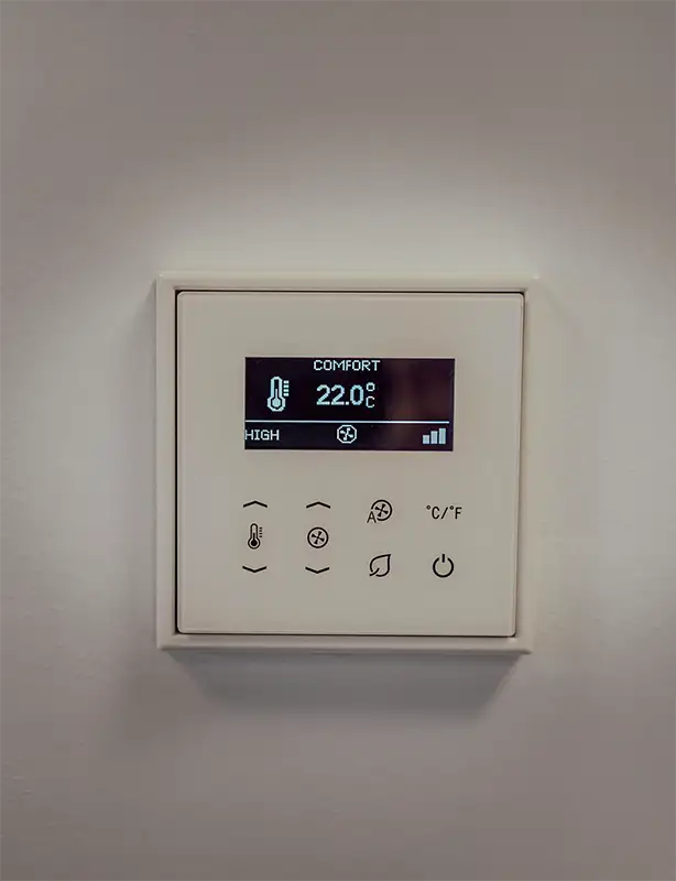Digitales Bedienfeld an der Wand zur Steuerung von Heizung und Belüftung im Gebäude.