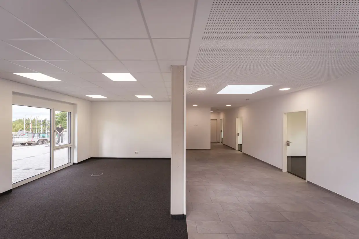 Heller, bezugsfertiger Büroraum in einem neu errichteten Gebäude von PUR Projektbau.