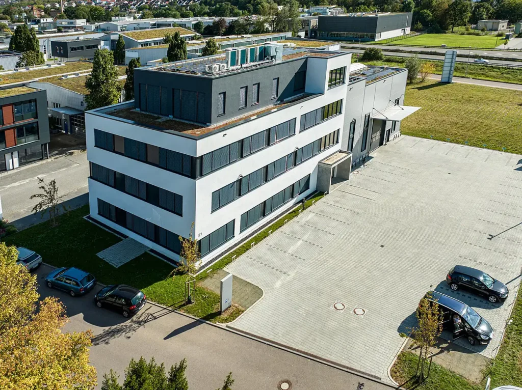Moderner Bau eines Büro- und Industriegebäudes mit klaren Linien und strukturierter Fassade.