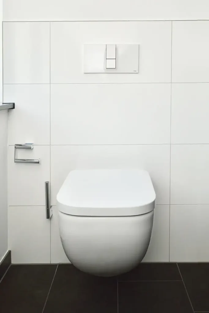 Wandhängendes WC in einem modernen Gewerbe- und Bürogebäude