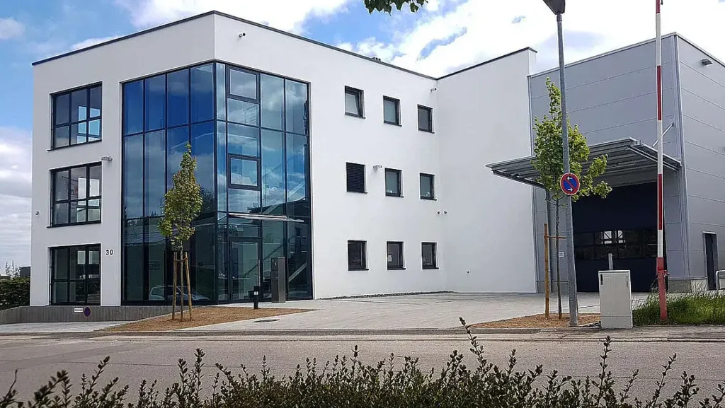 Weiße, mehrstöckige Fassade eines modernen Verwaltungsgebäudes