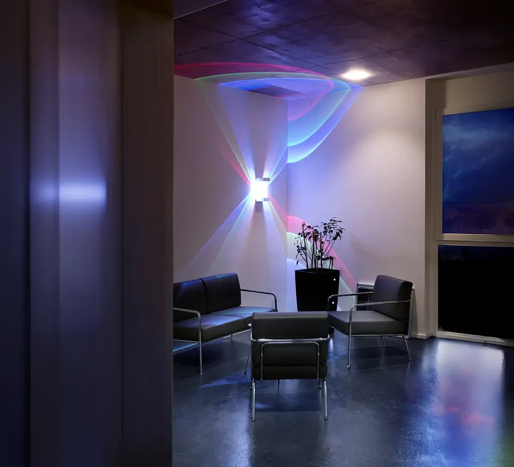 Stilvolle Lounge-Ecke mit gemütlichen Sesseln im Empfangsbereich eines PUR Projektbau-Gebäudes.