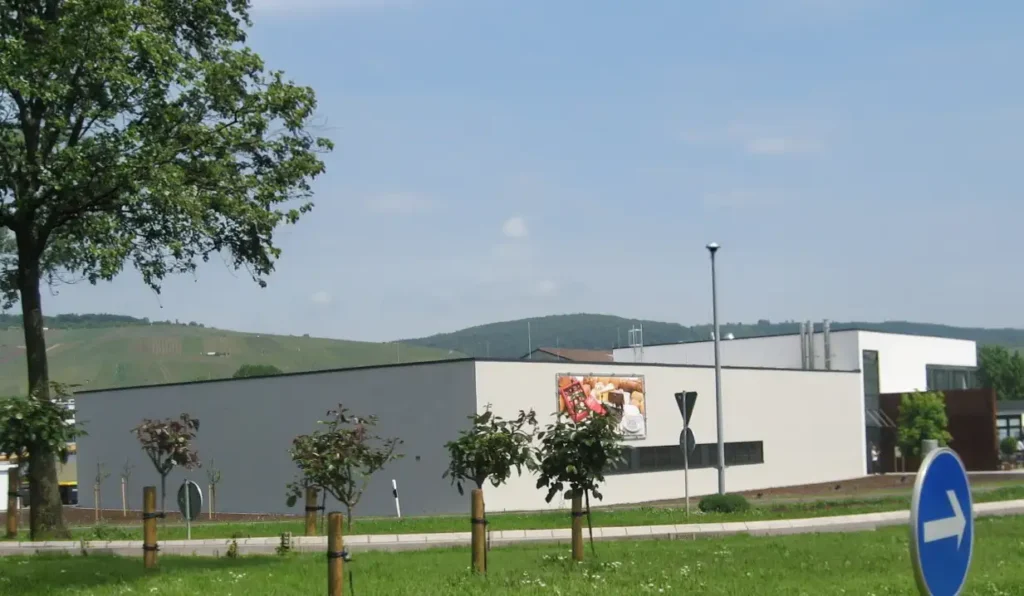 Modernes Industriegebäude mit gepflegten Außenanlagen von PUR Projektbau.