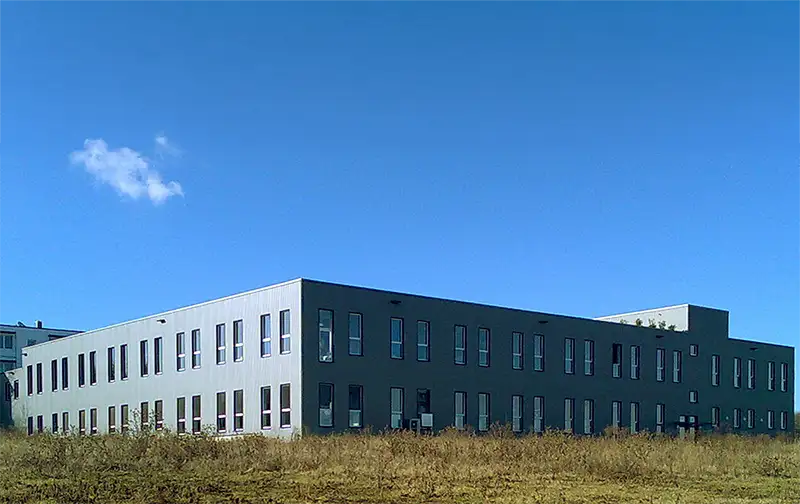 Modernes Druckereigebäude mit blauer Fassade im Gewerbepark.