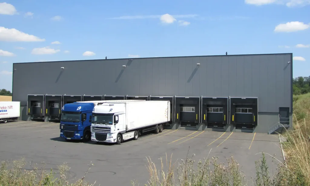 Gewerbe- und Industrie-Komplex mit parkenden LKWs an der Verladestation.