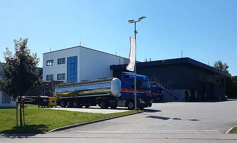 Lkw-Wasch- und Siloreinigungsanlage mit großem Vorplatz und parkenden Nutzfahrzeugen von PUR Projektbau.