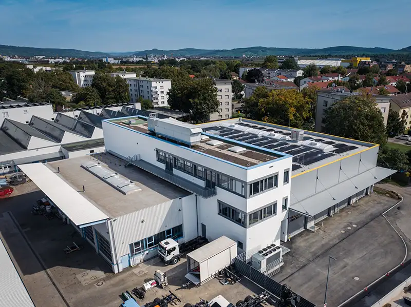 Luftaufnahme eines weitläufigen Gewerbekomplexes und Industriegebäudes.
