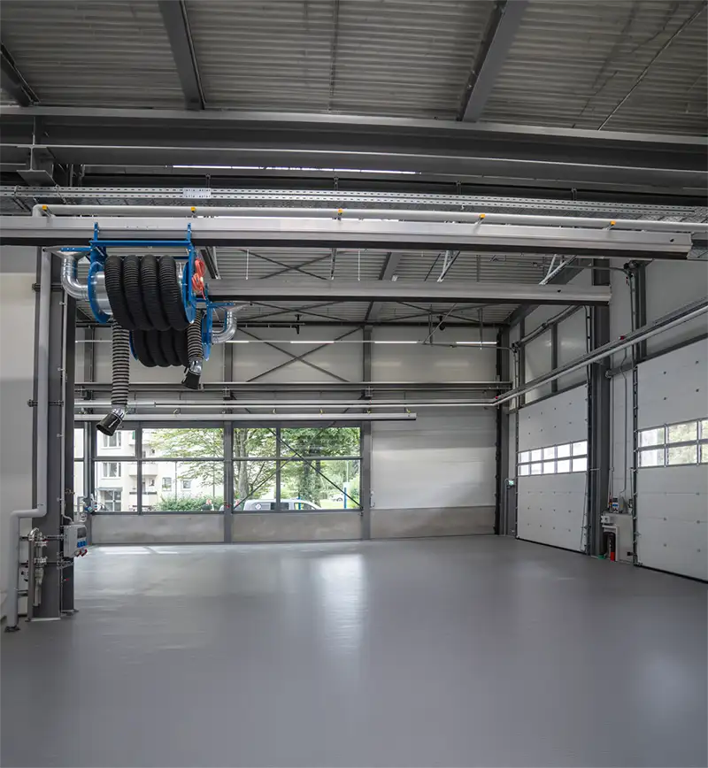 Leere, frisch betonierte Montagehalle – PUR Projektbau Industrie- und Gewerbebau.