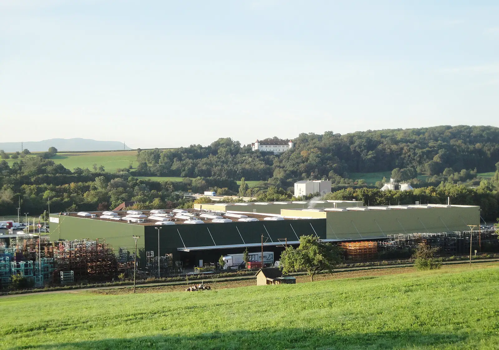 Harmonisch in die Landschaft integriertes Industriegebäude.