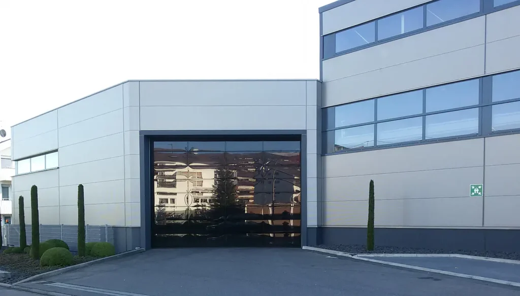Detailansicht eines großen Sektionaltors an einer modernen Industriehalle.