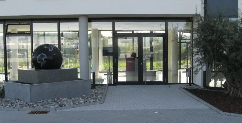 Heller, moderner Eingangsbereich eines von PUR Projektbau realisierten Gewerbegebäudes.