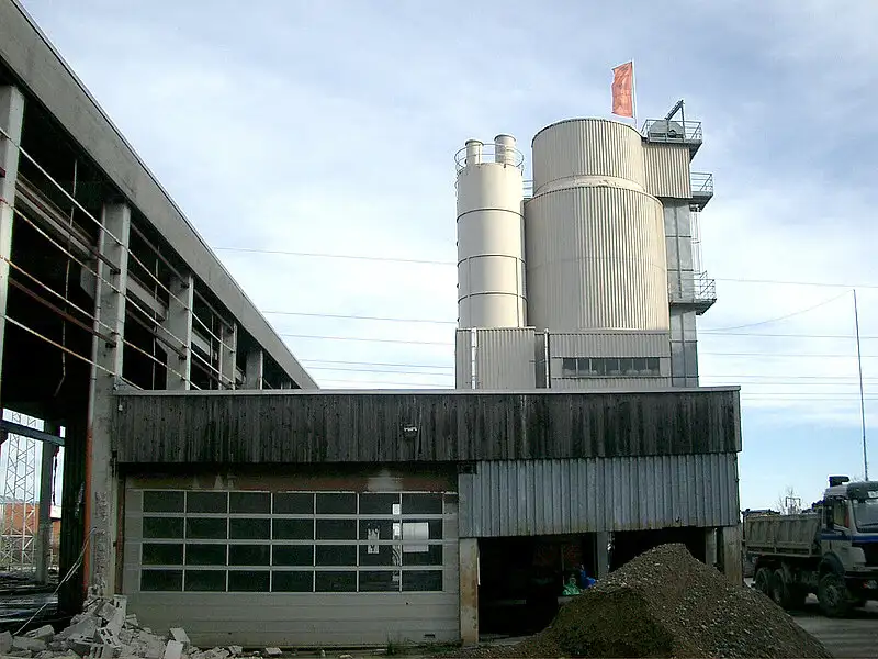 Schwere Industrieanlage mit Silos und Produktionsgebäuden
