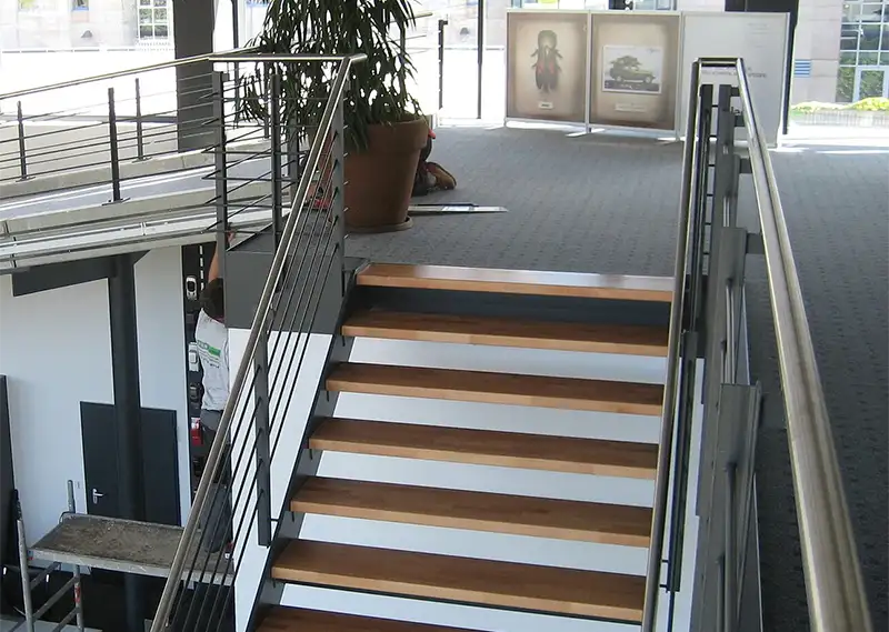 Hochwertiges Treppenhaus mit Holzstufen in einem Autohaus