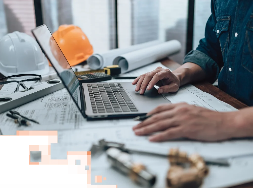 Architekt bewirbt sich auf seinem Laptop für eine Stelle bei PUR Projektbau