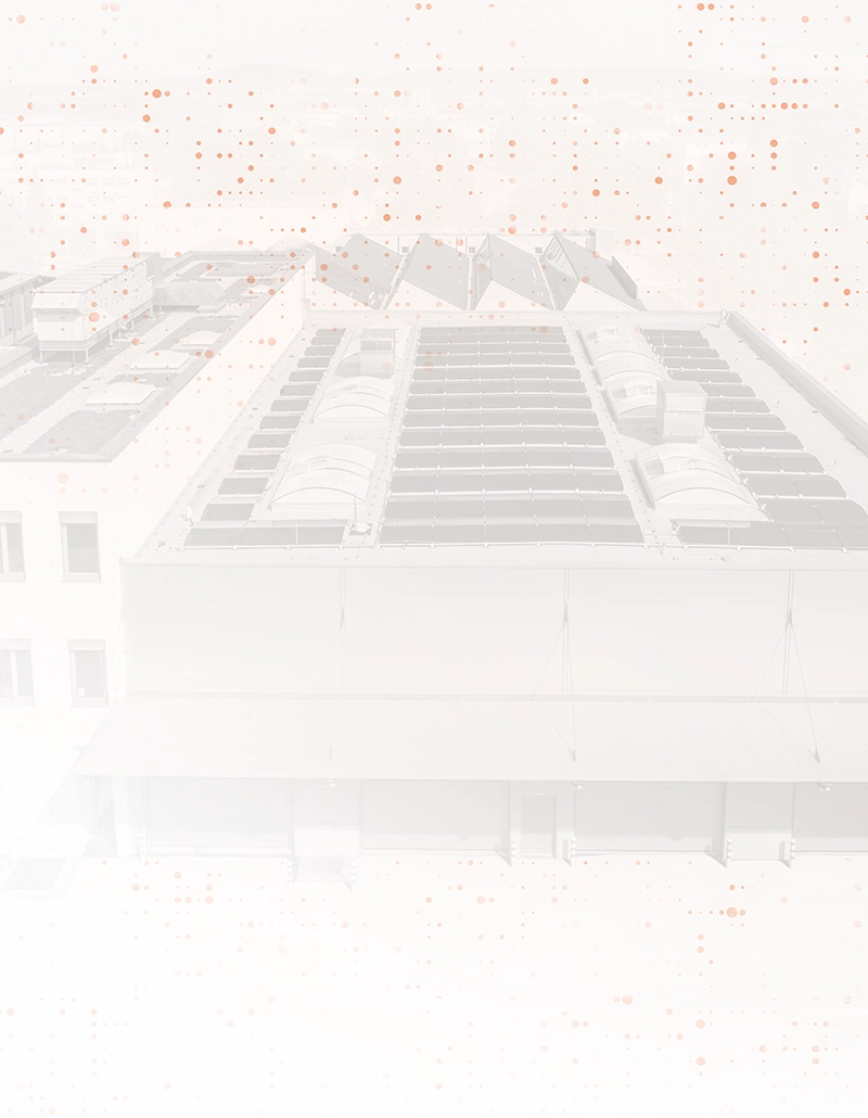 Ein Industriegebäude von PUR-Projektbau löst sich in digitale Grafiken auf